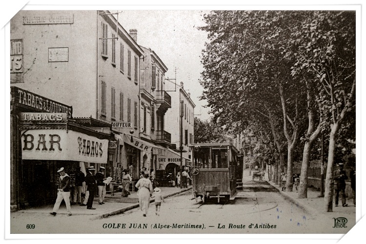 Belle vue animée de l'avenue avec le tabac ayant remplacé l'olivier...