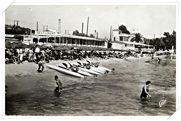 La plage avec ses pédalos