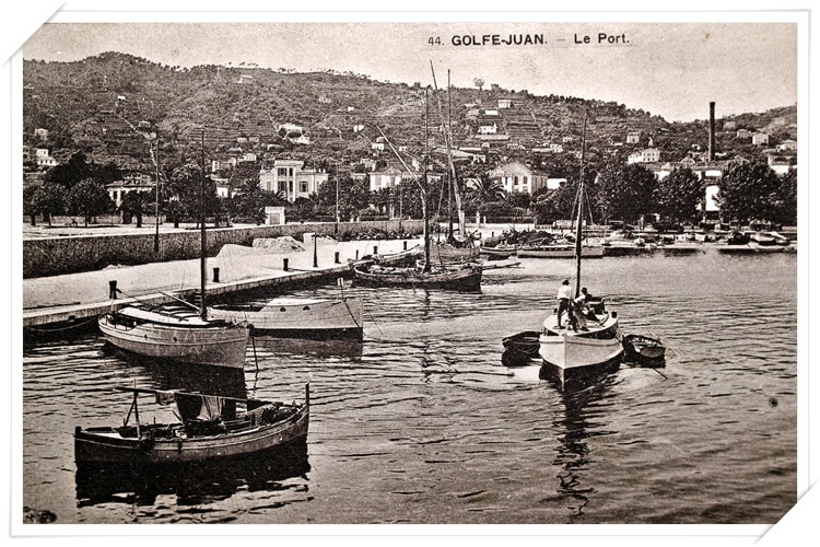 Plusieurs types de bateaux à l'amarrage