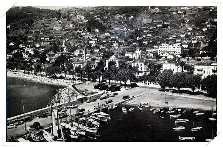 Belle vue aérienne sur le vieux port et la colline