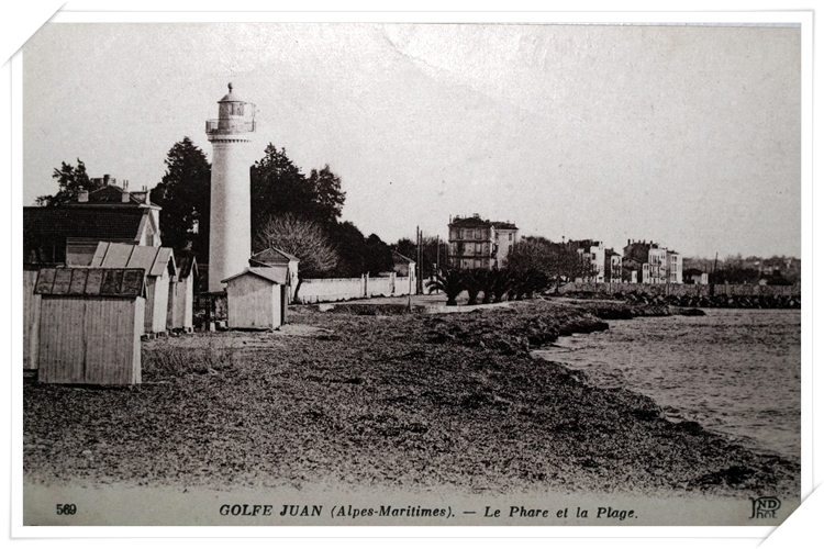 Vue sur l'ancien phare et la plage