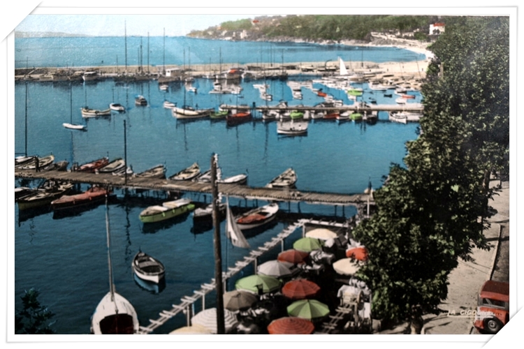 Belle vue sur l'ancien port avec la terrasse du Central