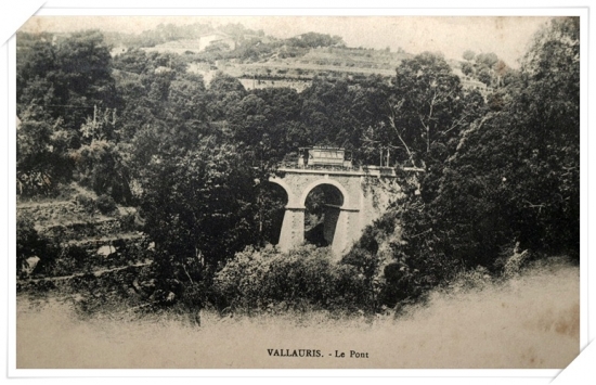 Belle vue éloignée du pont avec le tramway