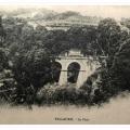 Belle vue éloignée du pont avec le tramway