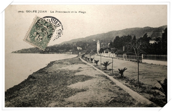 Belle vue sur la plage avec l'ancien phare