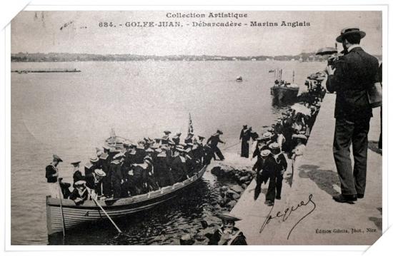 Le débarcadère avec des marins anglais