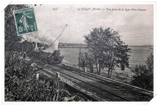 Vue sur les plages et l'ancien phare avec une belle locomotive vapeur