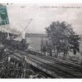 Vue sur les plages et l'ancien phare avec une belle locomotive vapeur