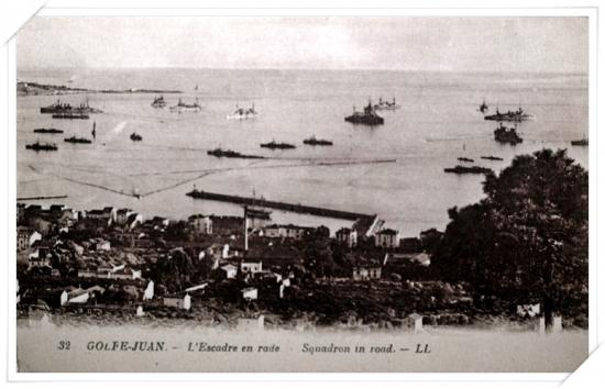 Vue générale avec des bâtiments de l'Escadre depuis le boulevard des Horizons