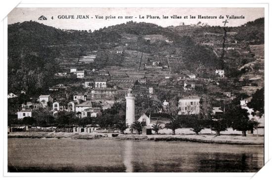 Belle vue de l'ancien phare et de la colline