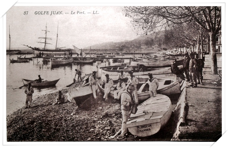 Moment de détente pour les marins près de l'avenue des Frères Roustan.