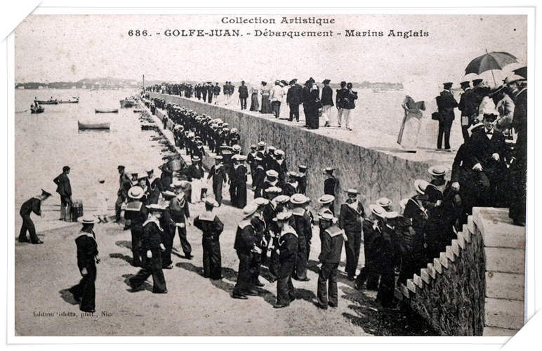 CPA très animée sur la jetée.