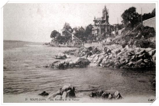 Vue du manoir depuis les rochers de Bijou Plage