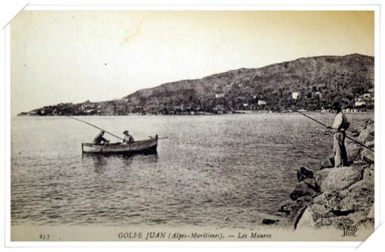 Partie de pêche depuis les rochers de la jetée et depuis le pointu