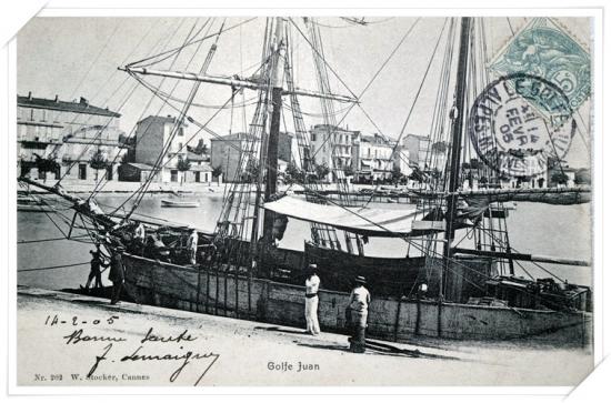 Beau voilier marchand de poteries à l'amarrage