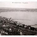 Belle vue classique avec un voilier à l'amarrage