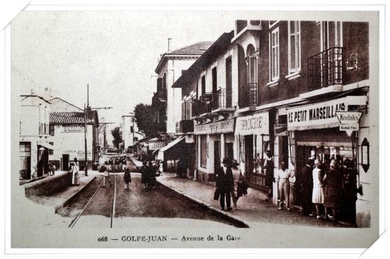 Carte semi-moderne où l'on apercçoit en 1er plan la librairie Giraud