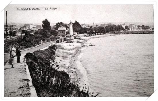 Jolie vue sur la plage et l'ancien phare