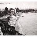 Jolie vue sur la plage et l'ancien phare