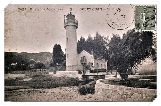 Belle carte de l'ancien phare avec en avant plan un palmier tout petit petit ...